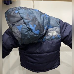 Blue camo-like bear design The North Face jacket for baby